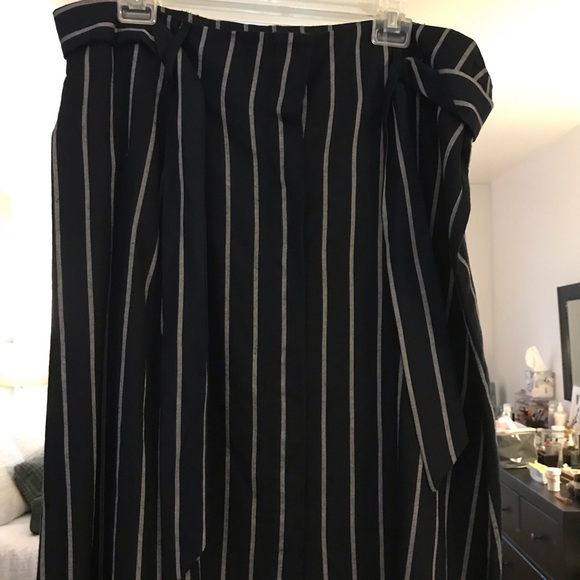 Ann Taylor Factory Dresses & Skirts - Ann taylor navy blue striped skirt